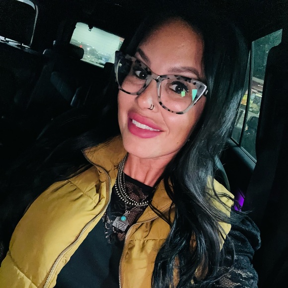 Meet your Posher, Julie - Picture 1 of 1